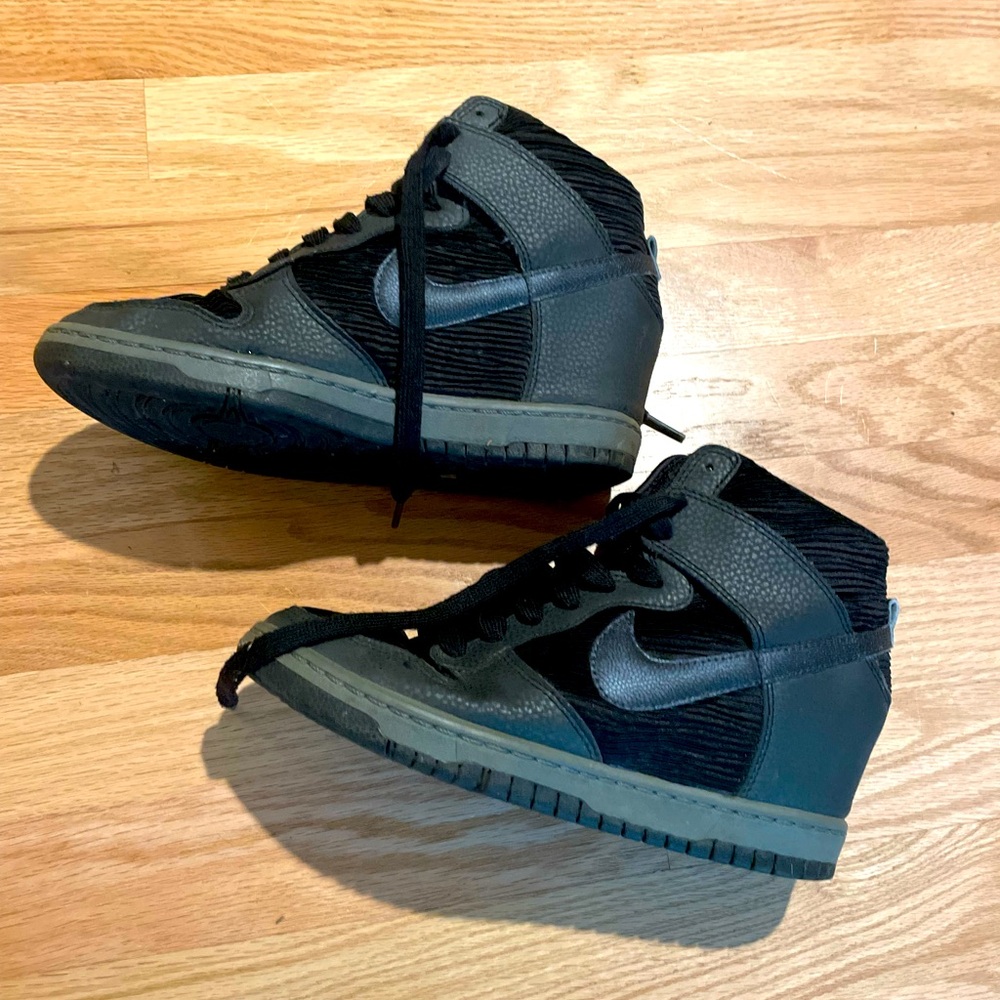 Women’s Nike sky high dunks ‘Black metallic hematite’